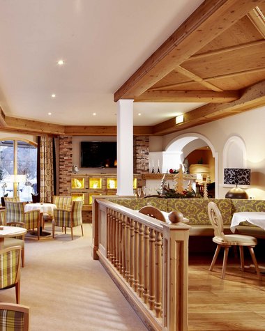 Wildkogel: Hotel mit Blick für das Besondere Gemütlicher Hotelrestaurantbereich mit Holzdecke und Sitzgelegenheiten am Fenster