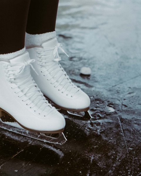 Salzburgerland: Winter im Smaragdhotel Tauernblick Weiße Schlittschuhe auf eisiger Oberfläche mit Kratzspuren