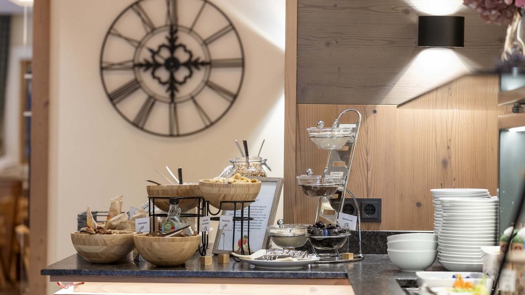 Wellnesshotel Salzburgerland: Smaragdhotel Tauernblick Buffet mit Müslischalen, Trockenfrüchten und dekorativer Wand Uhr