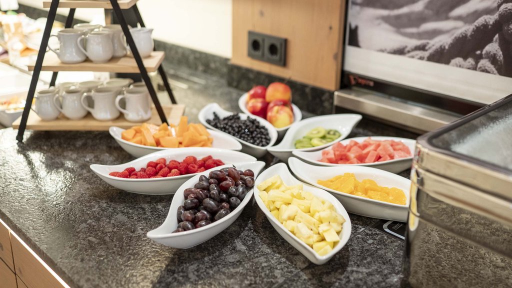 Wellnesshotel Salzburgerland: Smaragdhotel Tauernblick Frisches Obst und weiße Kannen auf einem Marmortisch im Buffetbereich