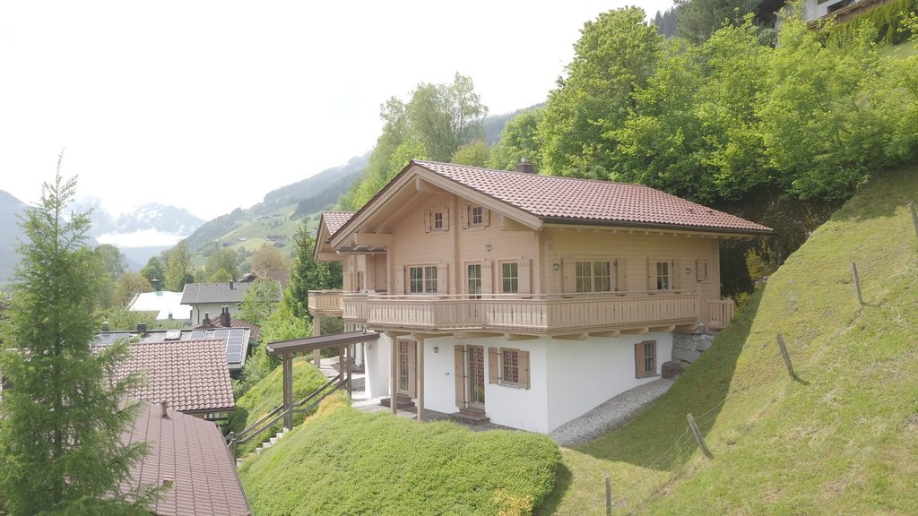 Das Ferienhaus Smaragd: ein wahres Juwel Holzhaus mit Balkon an einem bewaldeten Hang in den Bergen