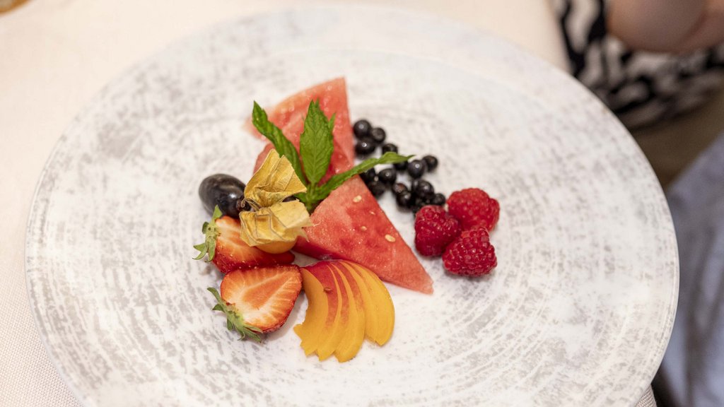 Wellnesshotel Salzburgerland: Smaragdhotel Tauernblick Verschiedene frische Früchte auf weißem Teller, darunter Wassermelone und Beeren