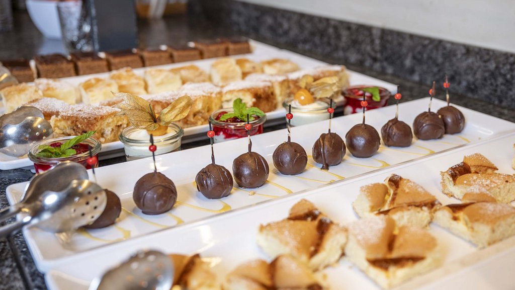 Wellnesshotel Salzburgerland: Smaragdhotel Tauernblick Verschiedene kleine Desserts und Kuchenstücke auf weißen Tellern angerichtet