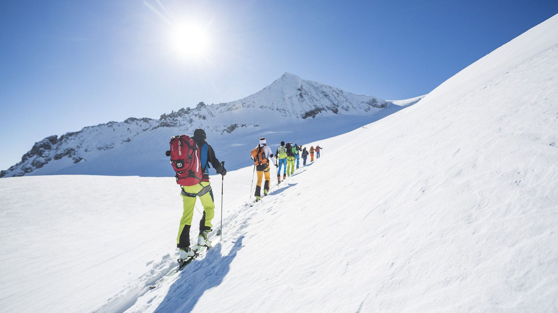 Salzburgerland: Winter im Smaragdhotel Tauernblick Gruppe beim Skitourengehen auf sonnigem verschneitem Bergpanorama