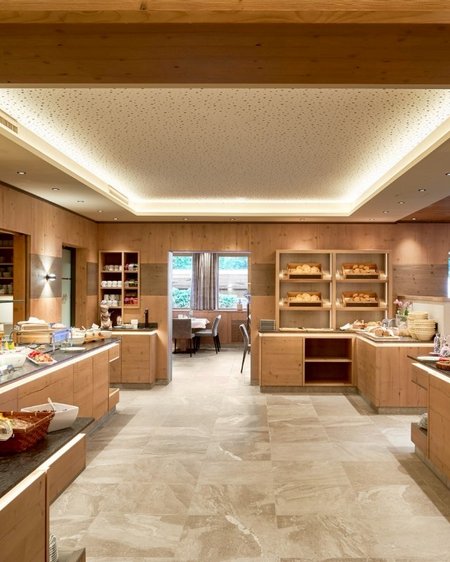 Hotel in Bramberg: Smaragdhotel Tauernblick Helles, modernes Buffet mit Holzverkleidung und Frühstücksangeboten in Restaurant
