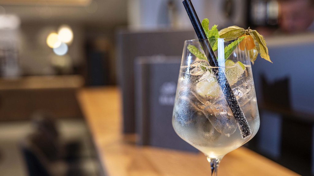 Salzburgerland: wellness hotel with 4 stars and cuisine Refreshing drink with ice, mint, and physalis in glass with black straw