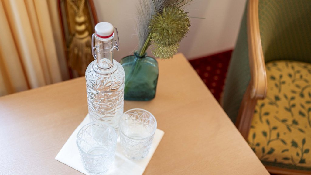 Bramberg am Wildkogel: accommodation Crystal carafe with glasses and dried flower bouquet on a wooden table