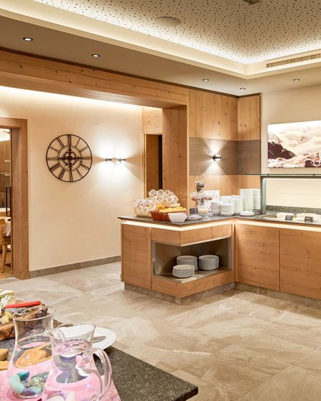 Salzburgerland: wellness hotel with 4 stars and cuisine Bright buffet with cheese, cold cuts, and dishes in a cozy dining area