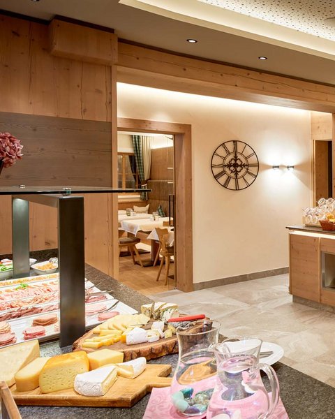 Das Ferienhaus Smaragd: ein wahres Juwel Helles Buffet mit Käse, Aufschnitt und Geschirr in komfortablem Essbereich