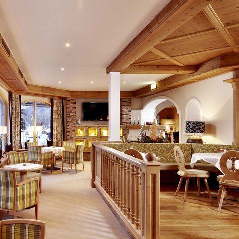 Kristall Lobby Gemütlicher Restaurantbereich mit Holzverkleidung und großen Fenstern