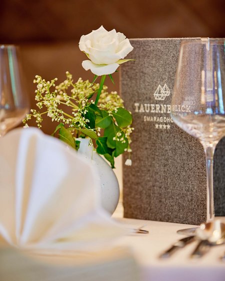 Das Ferienhaus Smaragd: ein wahres Juwel Weiß Rose in Vase auf gedecktem Tisch mit Weinglas und Menükarte