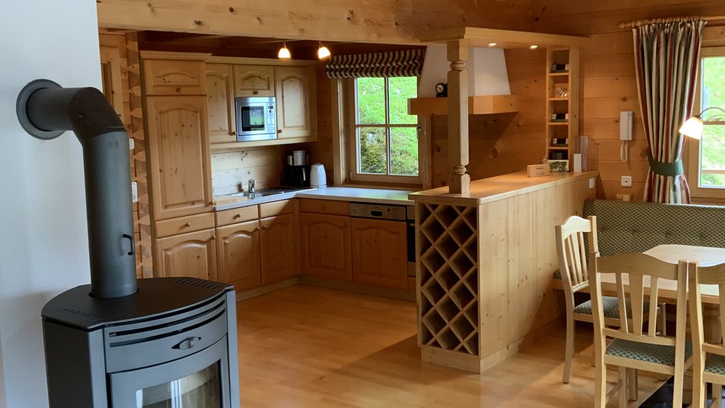 Das Ferienhaus Smaragd: ein wahres Juwel Holzhaus Wohnzimmer mit Kamin und offener Küche