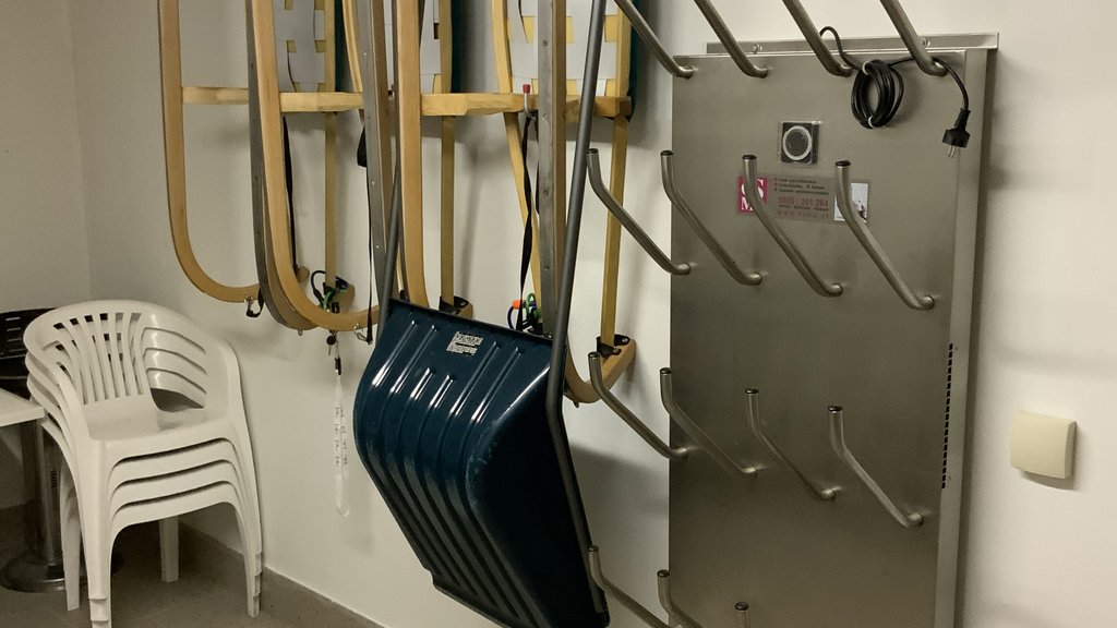 Das Ferienhaus Smaragd: ein wahres Juwel Schlitten und Schaufel hängen an Wandhalterungen im Lagerraum