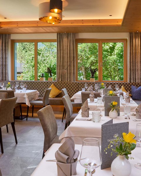 Das Ferienhaus Smaragd: ein wahres Juwel Elegantes Restaurant mit gedeckten Tischen und Blick auf grüne Bäume