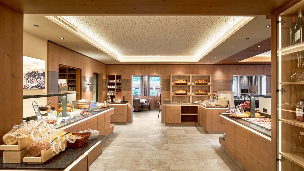 Ihr Pärchenurlaub in Österreich Helles modernes Frühstücksbuffet mit Holzverkleidung und verschiedenen Speisen