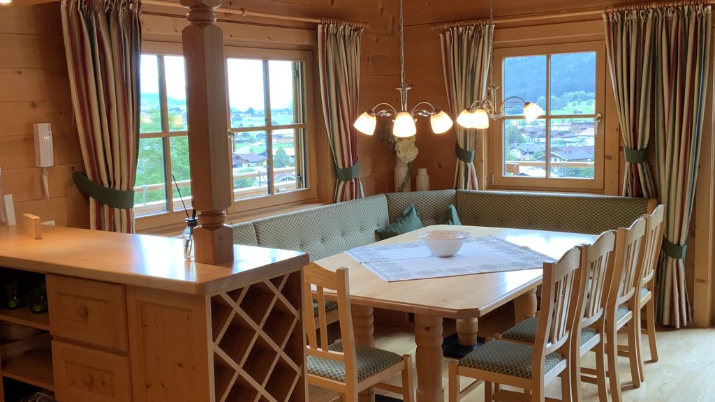 Das Ferienhaus Smaragd: ein wahres Juwel Gemütlicher Holz-Essbereich mit Eckecke, Tisch, Stühlen und Fenster mit Aussicht