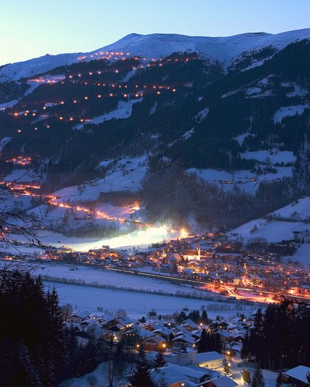 Hotel in Bramberg: Smaragdhotel Tauernblick Winter village with illuminated ski slopes on hillside at dusk