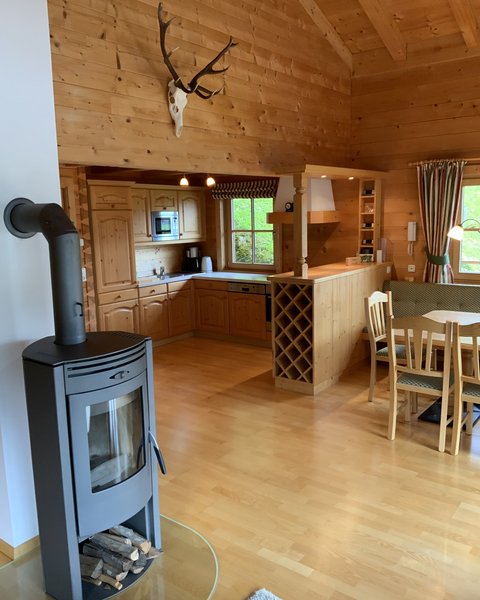 Das Ferienhaus Smaragd: ein wahres Juwel Holzhaus mit Kaminofen, Küche, Esstisch und Hirschgeweih an der Wand