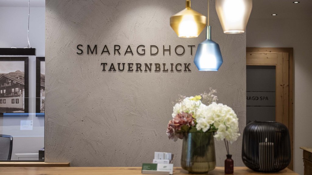 Smaragdhotel Tauernblick – Ihr 4-Sterne-Hotel am Wildkogel Empfangsbereich im Smaragdhof Tauernblick mit Blumen und Lampen
